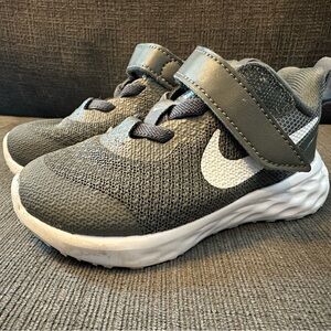 Nike Revolution 6 baby/toddler Shoes sz 5C